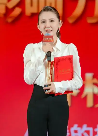 34岁的热依扎身材气质绝了!扎丸子头搭配红色吊带裙,凹凸感十足