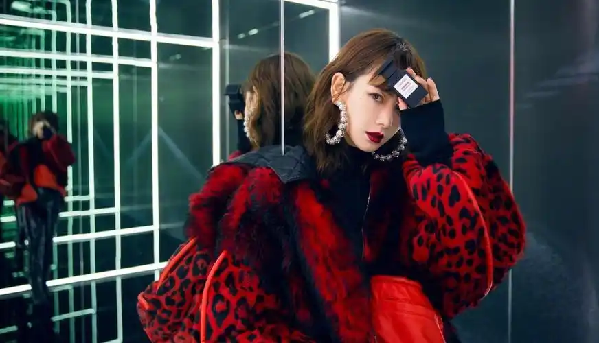组图:戚薇穿红色豹纹外套狂野魅惑 慵懒卷发演绎别样性感