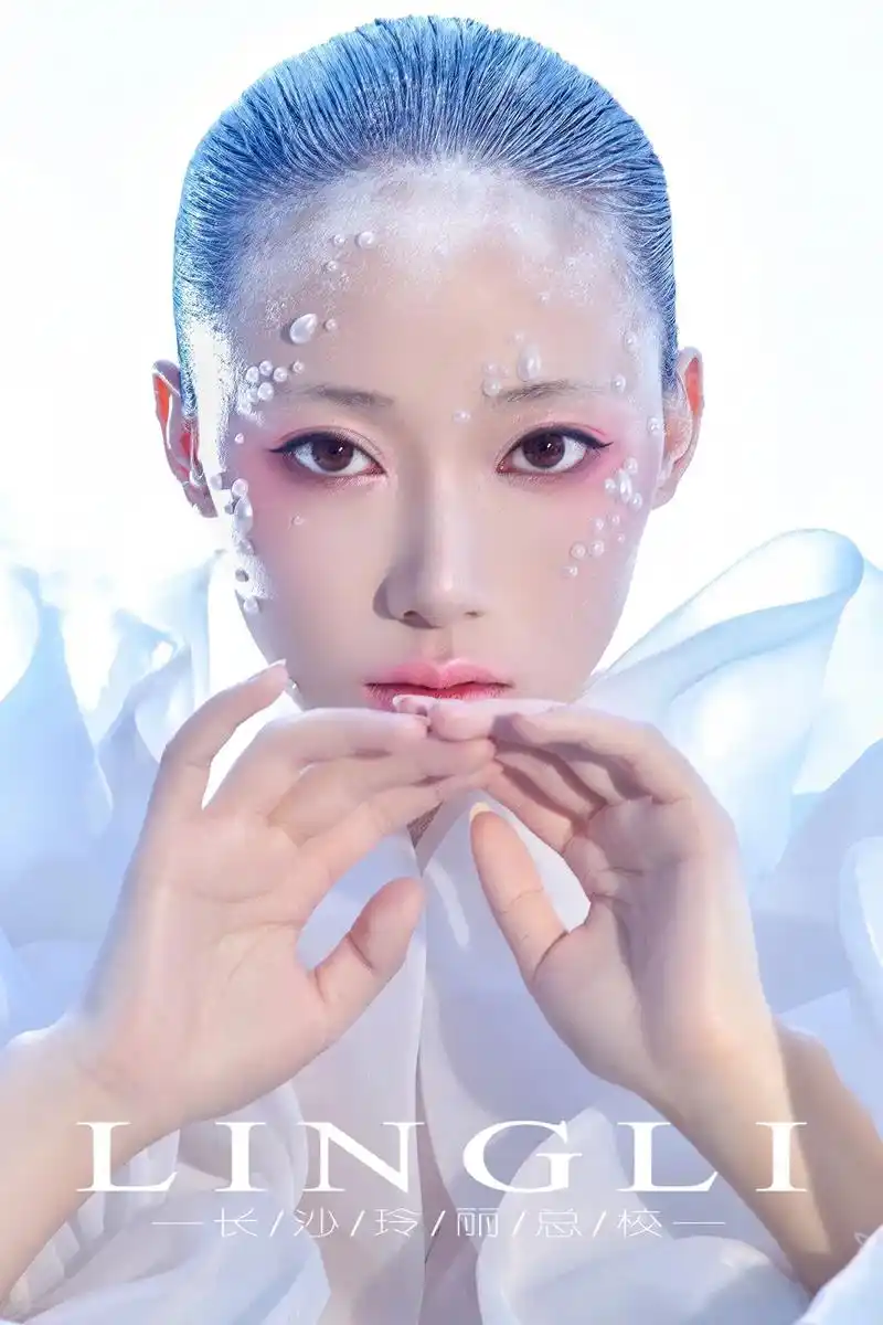 96超模既视感的杂志创意妆.