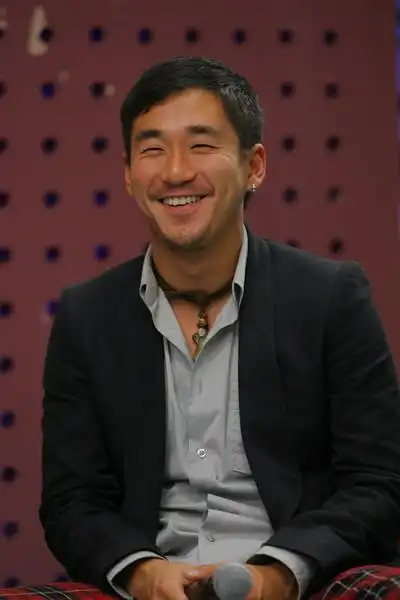 张默获得姜文的认可,笑得很开心