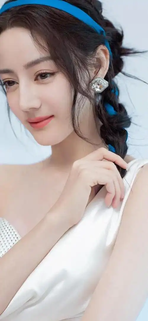 在这张美女系列壁纸中,迪丽热巴的美貌犹如一道亮丽的风景线,让人眼前