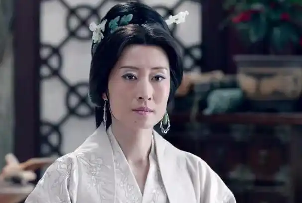 刘敏涛的面部轮廓呈现出强烈的方骨感,五官相对尖锐,这种面部特征使得