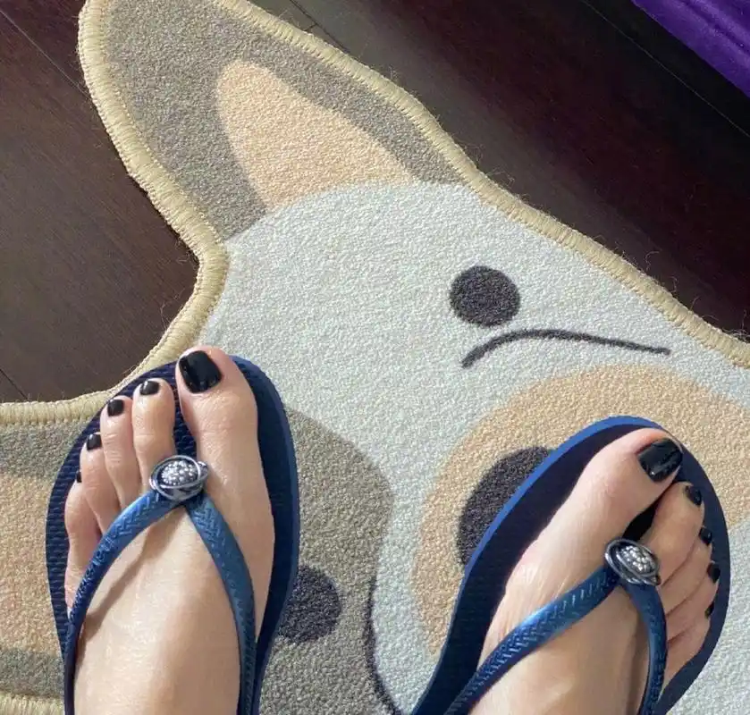 宋妍霏人字拖美脚,如同清晨的露珠,清新自然.