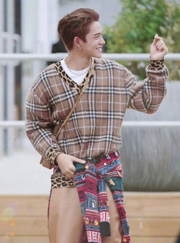 跑男新兄弟黄旭熙第一次看秀,"指压板"当鞋穿?意外变190!