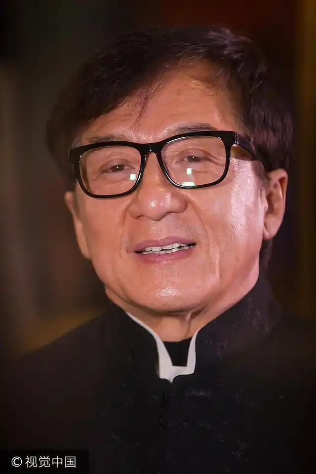 63岁成龙现身匈牙利中国电影展推介新片笑容舒展皱纹毕现