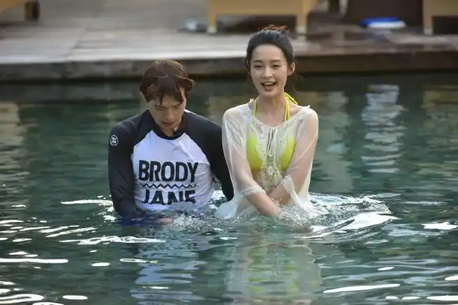 给魏大勋吹头发的是李沁