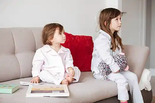 两个,小,姐妹,坐,沙发,玩具,书本