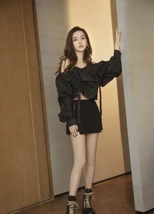 杨颖黑色系写真流出性感小蛮腰大长腿超短裙好飒爽