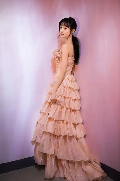 郑爽亮相国剧盛典红毯抹胸礼服露出优美线条