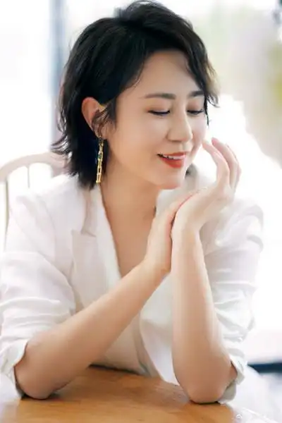 马丽白色套装大片出炉 齐肩短发演绎率性美