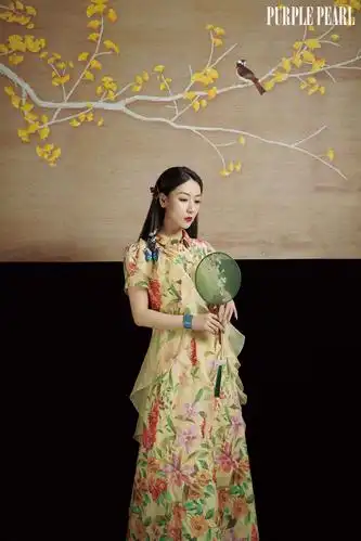 白冰身穿温柔印花长裙,搭配orange cube星眸项链