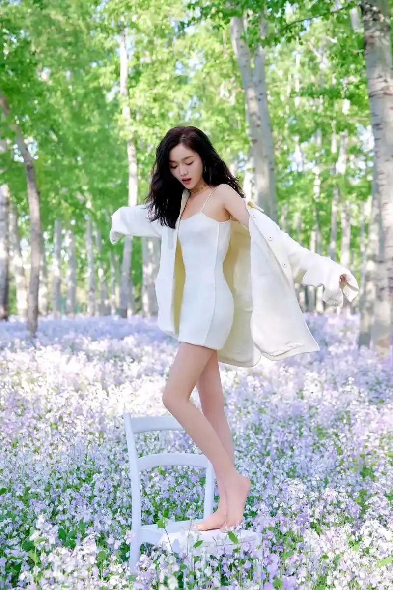《每日一星》吴宣仪初夏花海写真,颜值吊打一线女星,美极了