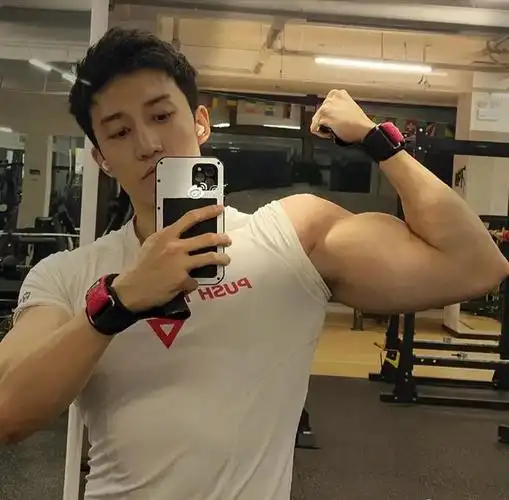 肌肉版健身博主"黄景瑜"引发热议,网友:我中了他的毒