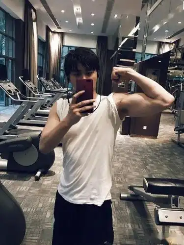 李易峰引体向上70多个这肌肉什么水平