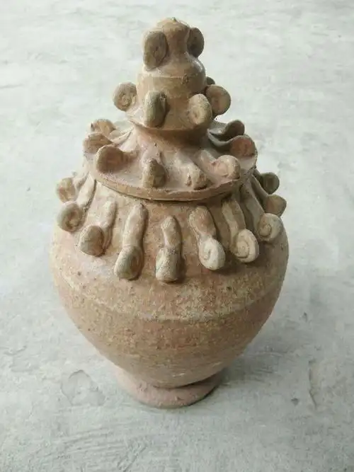 麻烦古玩专家鉴定一下这是哪个年代的瓦罐?现市场价值多少?谢谢!