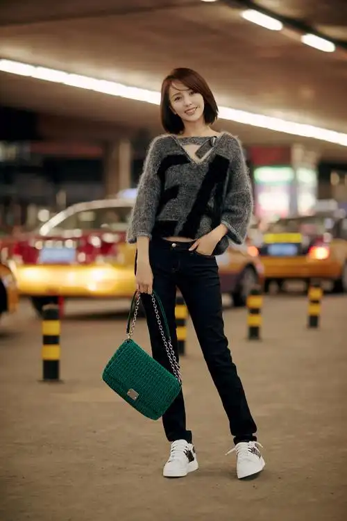 佟丽娅奔赴浪漫之都法国巴黎国际时尚表现引期待