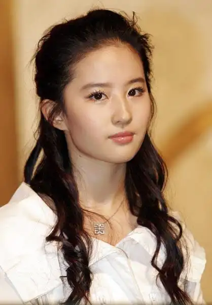 2004年的刘亦菲,那时她才17岁