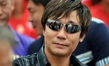 2011年,高峰与范春玲步入婚姻殿堂.