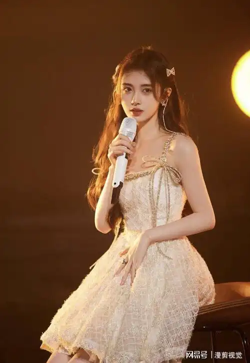 鞠婧祎穿暖黄镶钻小礼裙