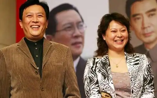 被誉为"生活强者"的唐国强,我们熟知他现任妻子壮丽的魅力,然而在她