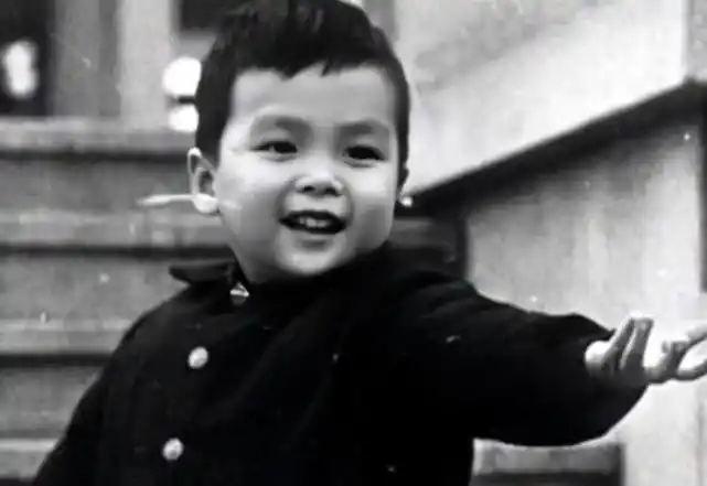 还别说,小时候的他有点小帅,还有点可爱!3岁时,甄子丹小小模样初长成.