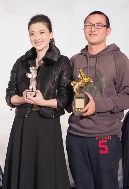 梅婷罕见与老公去领奖,穿皮衣 半身裙像女王,小11岁的他像跟班_大衣