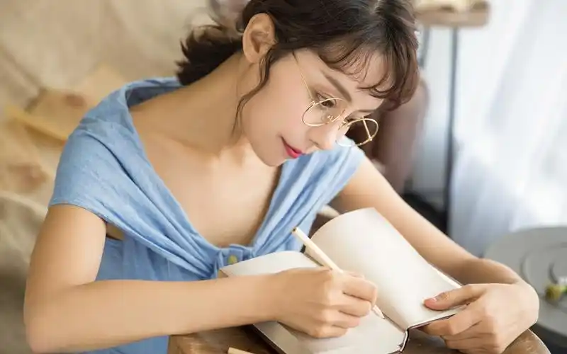 眼镜美女清纯养眼写真图片桌面壁纸