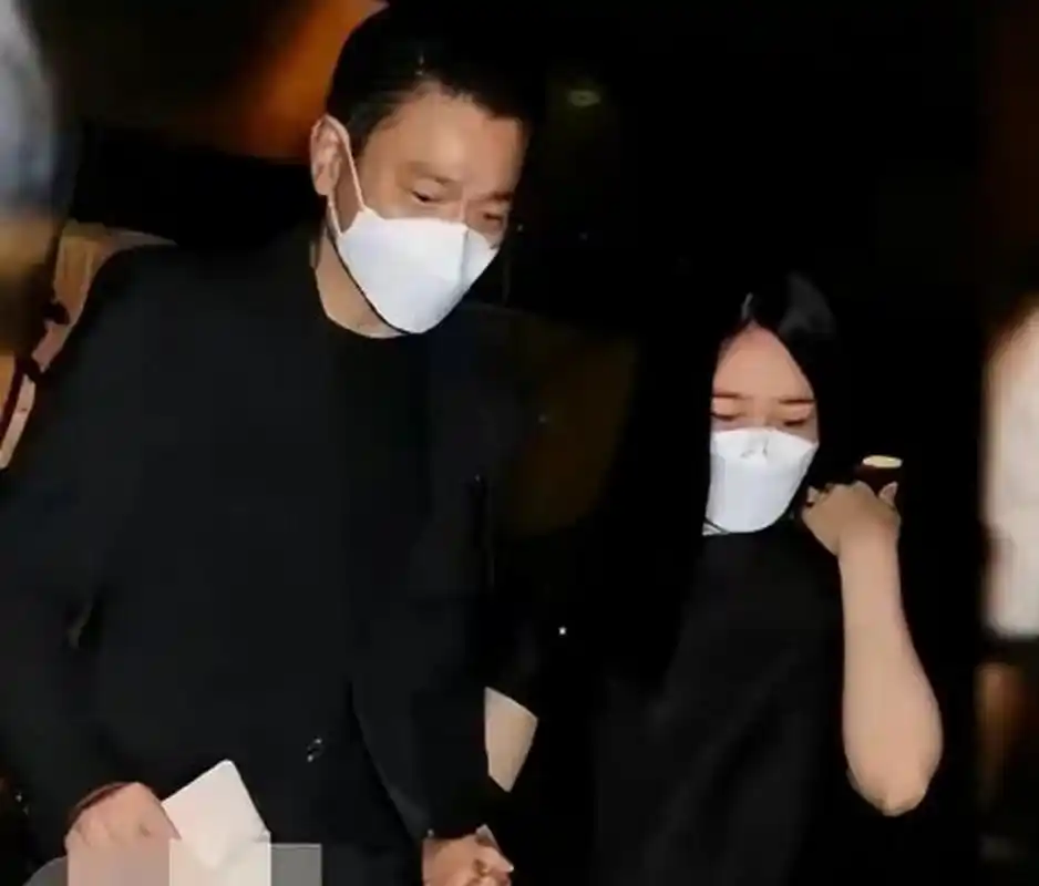 刘德华老婆朱丽倩虽然就是穿普通的黑裙,依旧是简约大气却又不失高级