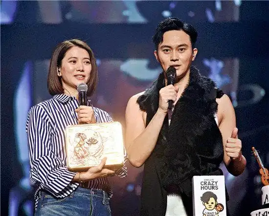 张智霖生日上海诚意足 万人"疯狂"生日派对