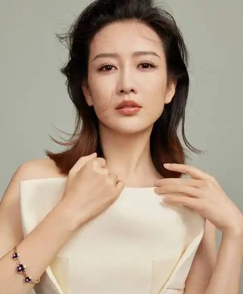 王鸥怀孕生子后再登杂志封面身姿曼妙宛如少女超高颜值惹人爱