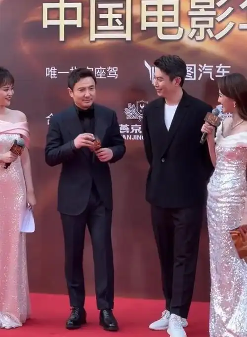 又是红毯:刘敏涛装嫩,王一博裤子"疑似开线",张译成大赢家