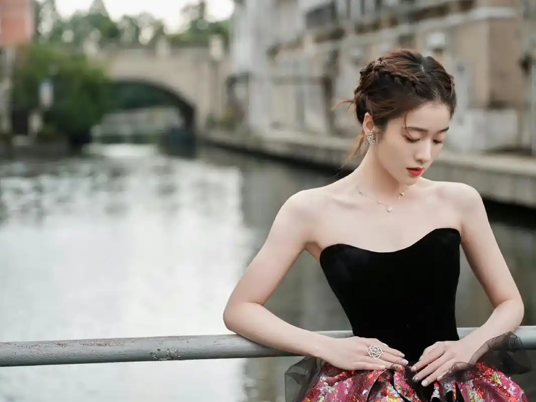 张雪迎美照,身穿黑色抹胸薄纱长裙,优雅迷人!#养眼美女