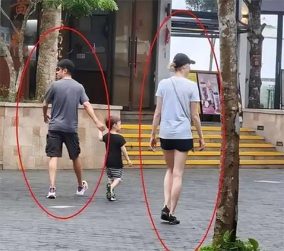 撒贝宁一家现身,老婆李白人高马大,龙凤胎女儿比儿子高出很多