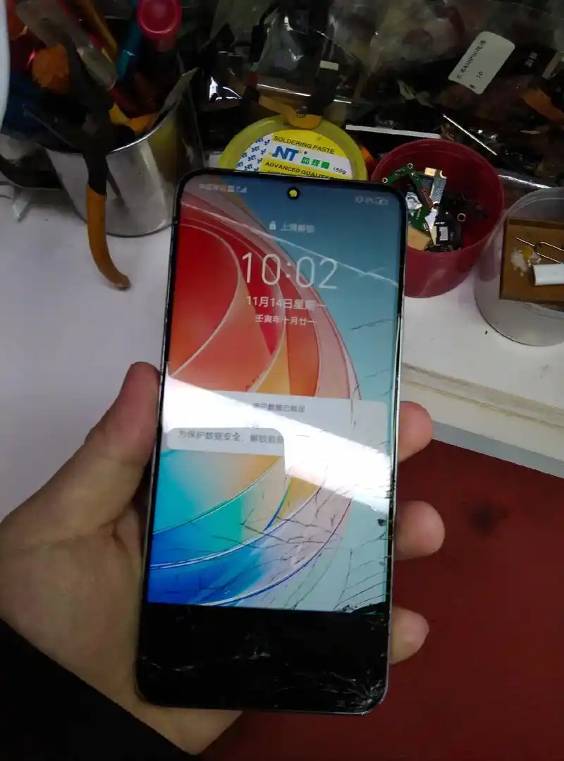 荣耀40i屏幕破损内屏漏液 - 抖音