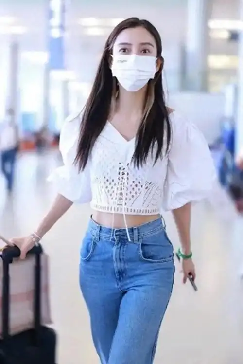 被angelababy杨颖的身材折服穿露脐衫秀排骨腰哪像当妈的人