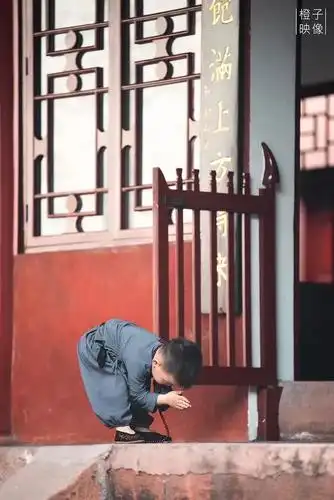 乌尤寺来了个"小和尚",看完心都要萌化啦!