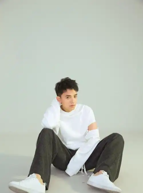 饶威(中国大陆男歌手)_尚可名片