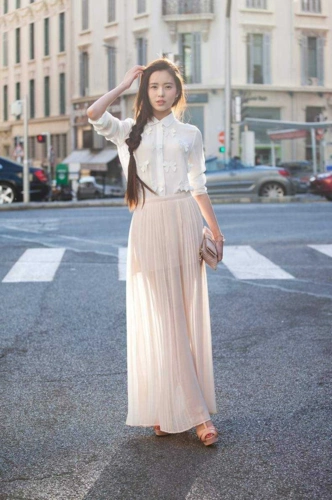 50岁钟丽缇不服老穿白色纱裙化身温柔公主裙摆暗藏小心机