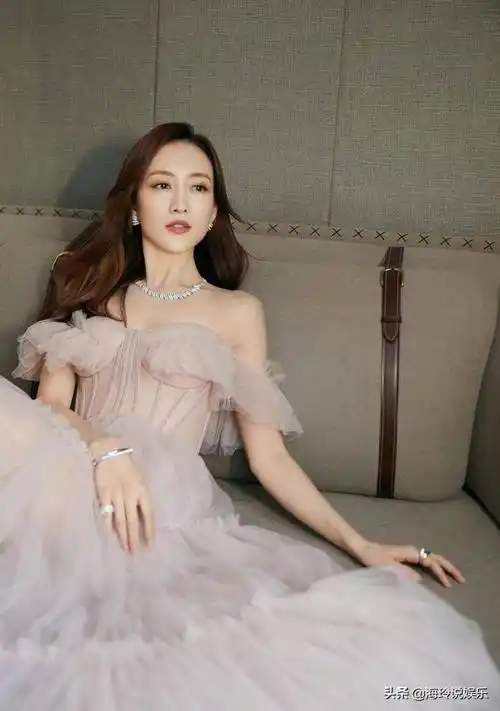 潘粤明饰演的包工头和王鸥饰演的知名室内设计师,两人反差年龄感的