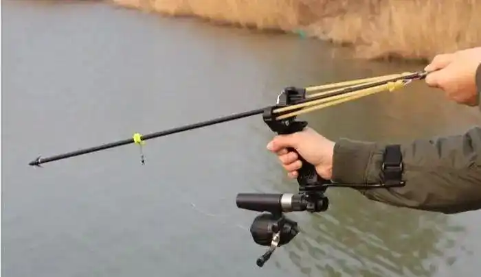 "弹弓射鱼"惊现公园,被警方处罚,钓鱼人拍手叫好,还敢吗?