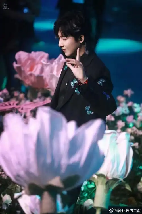 刘宇宁##刘宇宁片场抽烟