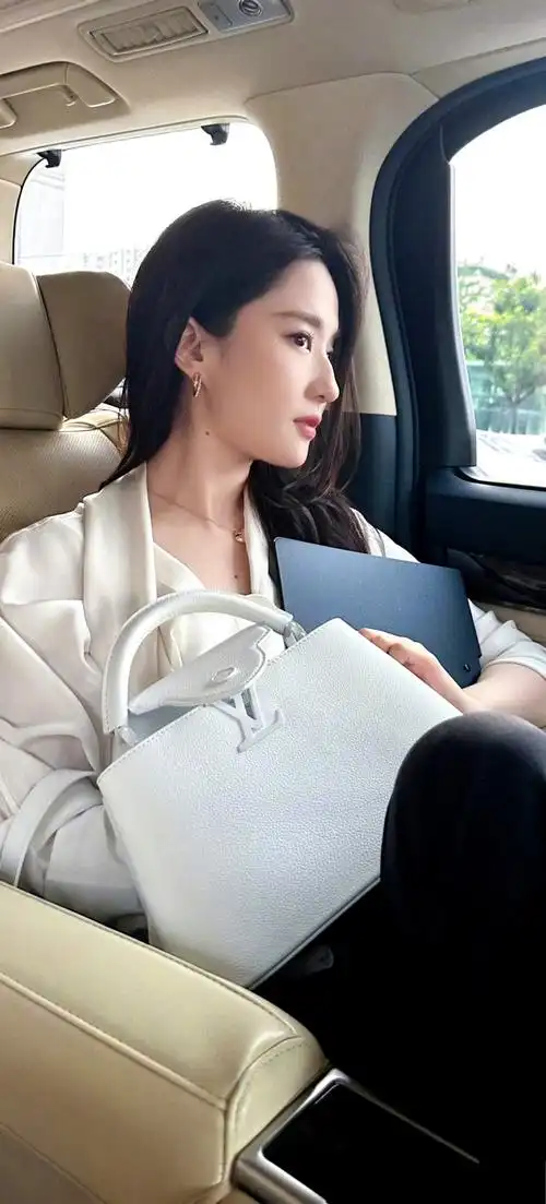 刘亦菲白衬衫造型##北京卫视报道刘亦菲