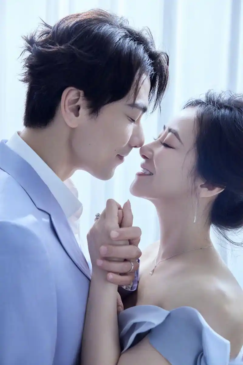 陈紫函##陈紫函戴向宇这该死的氛围感#结婚七年 第三次登上《时尚