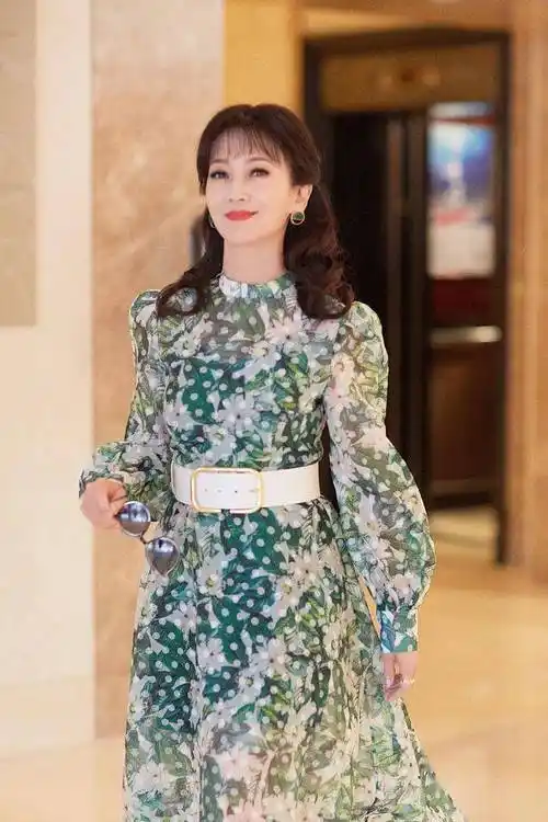 赵雅芝嫩绿波点长裙秀纤细腰肢 梳齐刘海披肩发笑容甜美