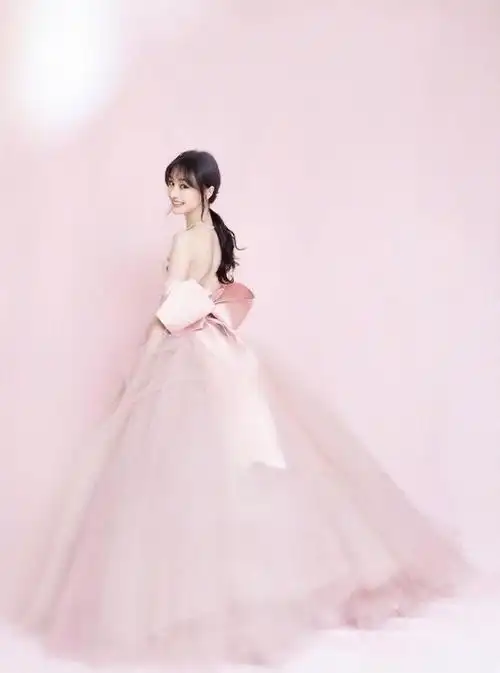 郑爽粉色蝴蝶结蓬蓬裙出席活动,尽显优雅的她,是童话公主没错