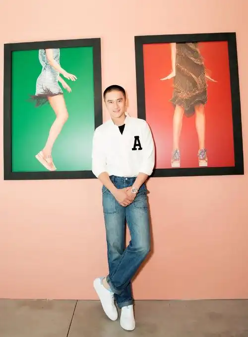 蒋劲夫这是转行做健身教练?这身材太壮了,其实他的造型也很时髦