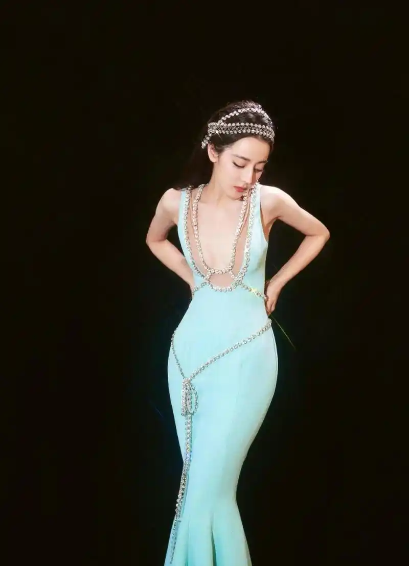 迪丽热巴深v裙花絮视频  迪丽热巴人鱼公主视频 热巴怎么这么美啊