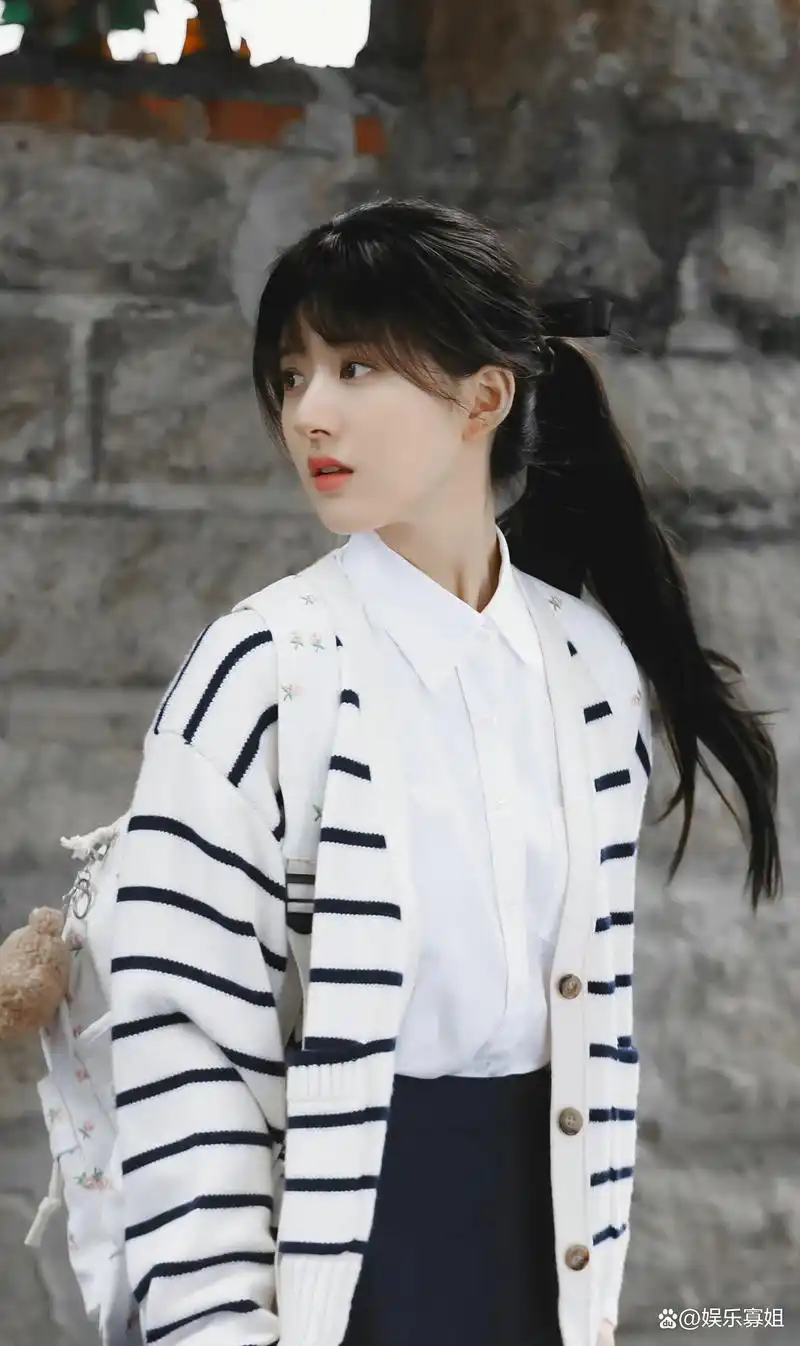 赵露思《偷偷藏不住》校服花絮照,齐刘海马尾辫,青春又元气