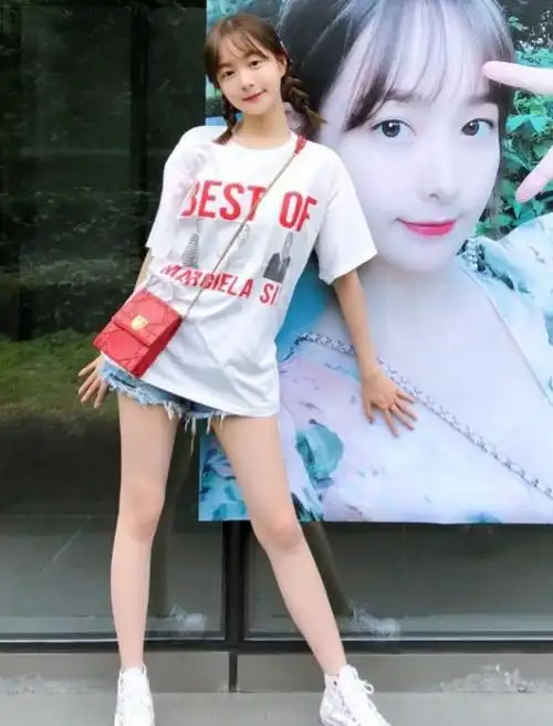 赵尧珂宽松白t 牛仔短裤,长腿不输李溪芮,176身高没白长