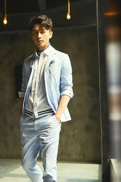 陈晓一身粉色系套装奶气十足而蓝色衬衫叠穿白色衬衫休闲时髦